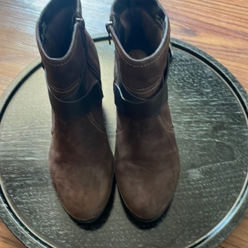 Clarks Women's Western Ankle Boots Brown Chunky Heel Booties Size 7 M  used